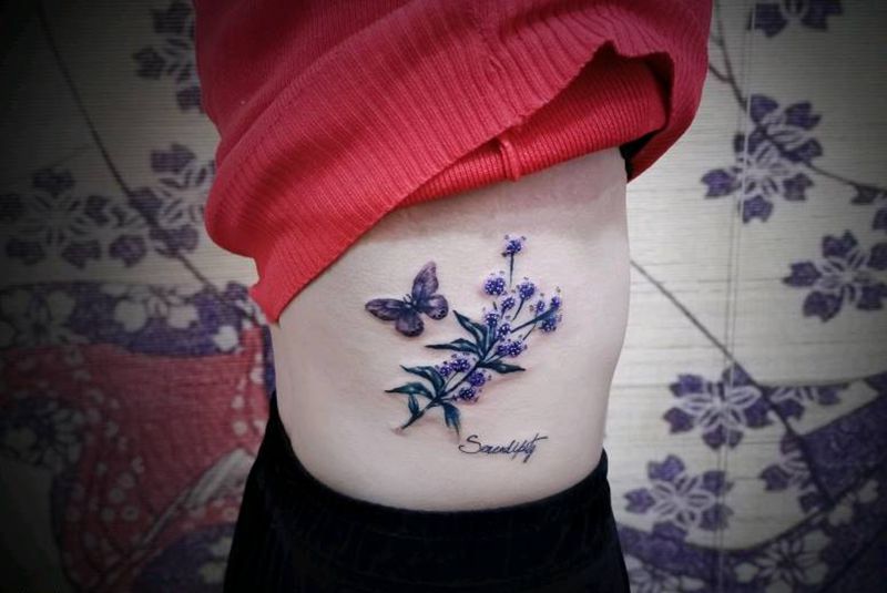 客人的诞生花纹身图片_腰部纹身图案