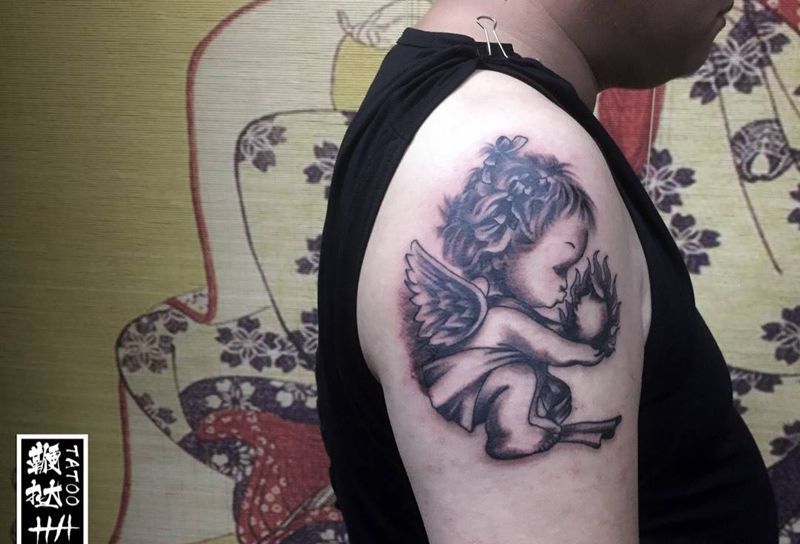 为女儿做的纹身[嘿哈]纹身图片_手臂欧美写实小天使纹身图案