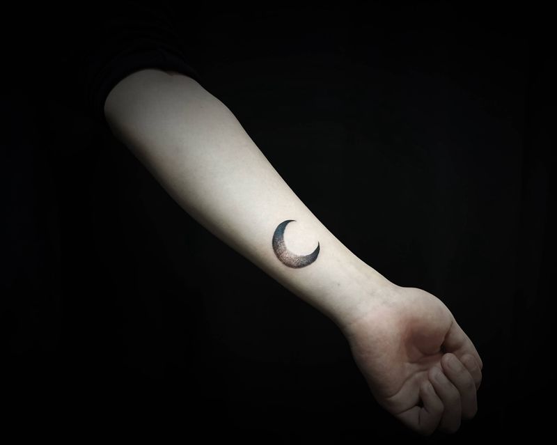 点刺渐变小月亮纹身图片_手臂点刺纹身图案