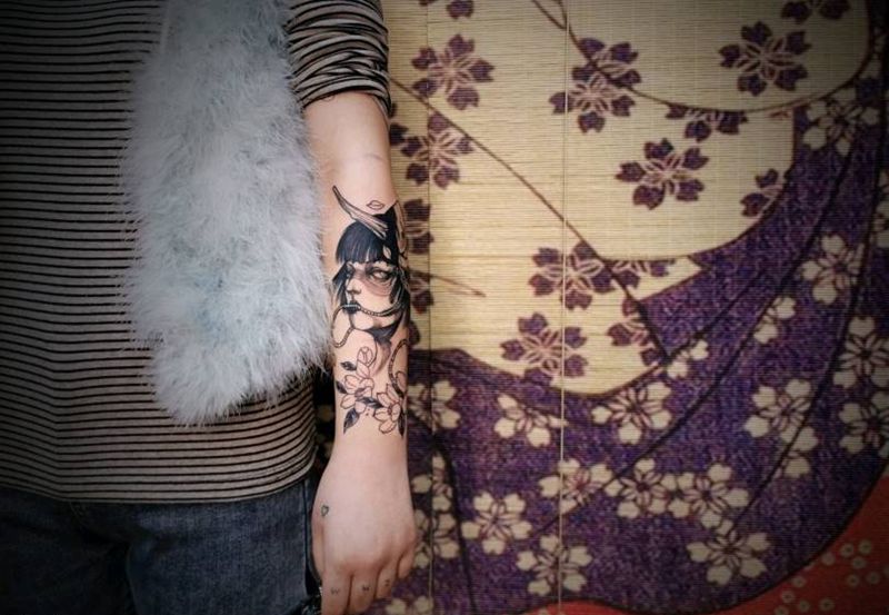 面具女孩纹身图片_手臂女孩纹身图案