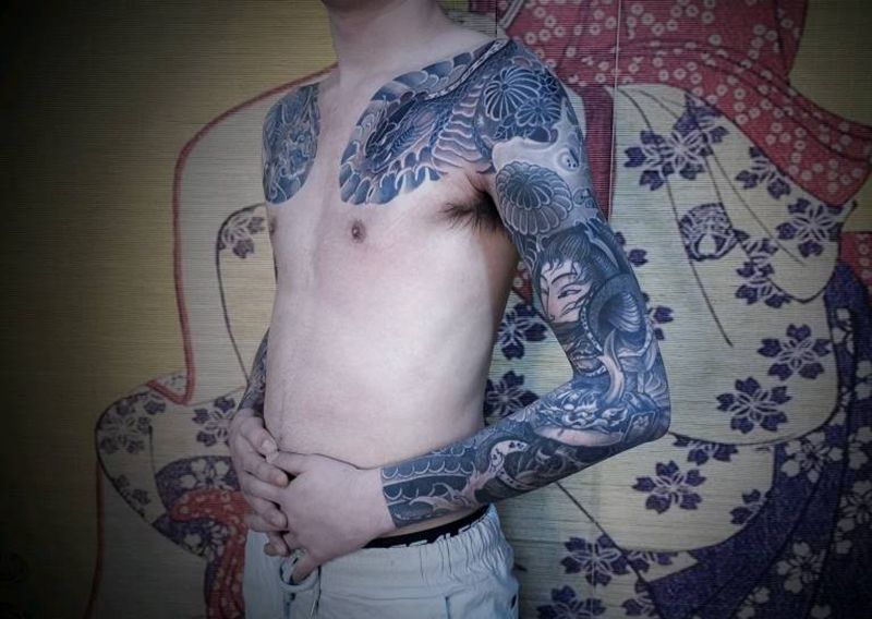 半甲花臂纹身图片_手臂胸部老传统蛇生首鬼武士纹身图案