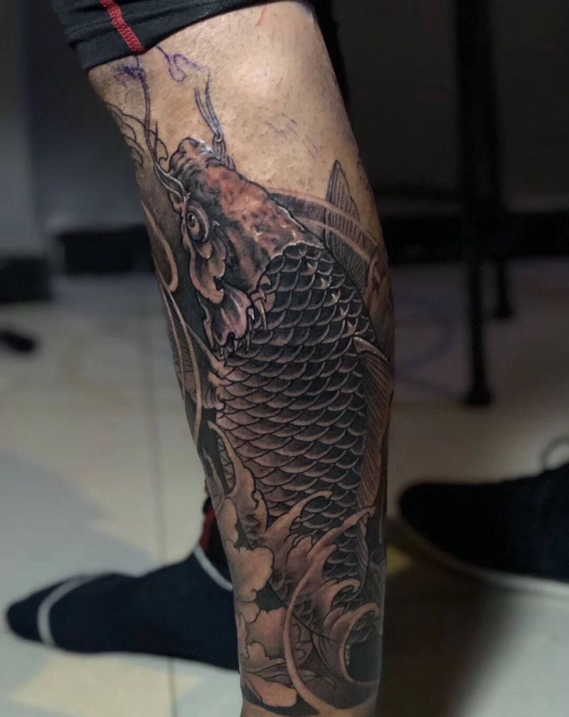 遮盖伤疤。纹身图片_腿部新传统鱼纹身图案