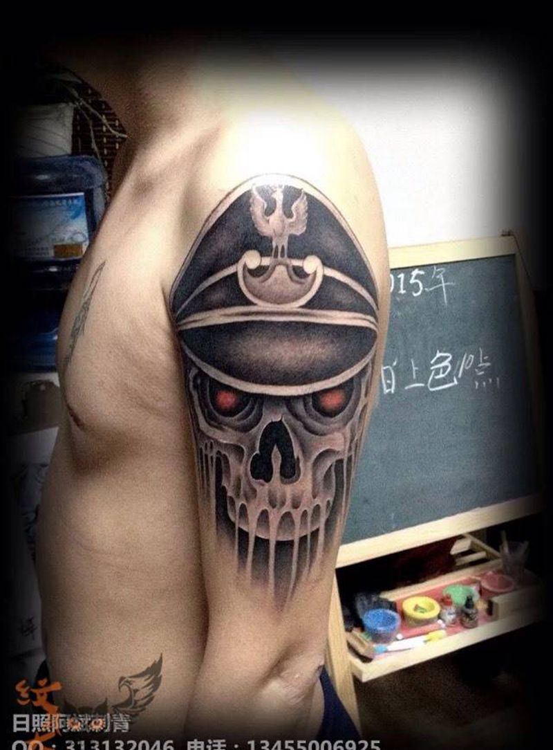 骷髅警察纹身图片_肩部成品欧美鬼神纹身图案