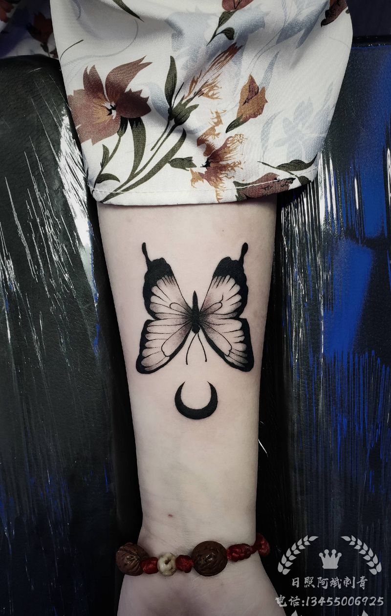 蝴蝶纹身图片_手臂新传统纹身图案