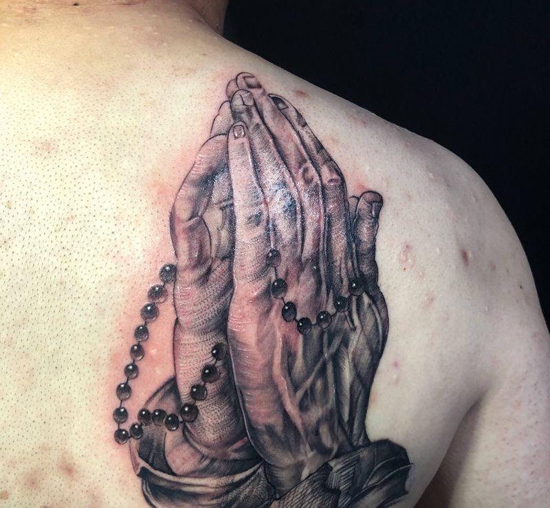 祈祷之手纹身图片_背部欧美写实纹身图案