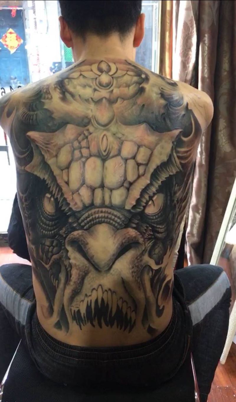 未完纹身图片_背部纹身图案