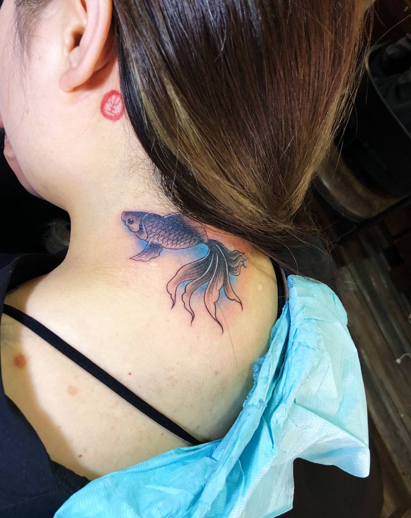 大鱼纹身图片_颈部水墨纹身图案