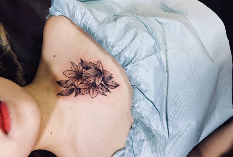 遮盖胎记纹身图片_胸部新传统纹身图案