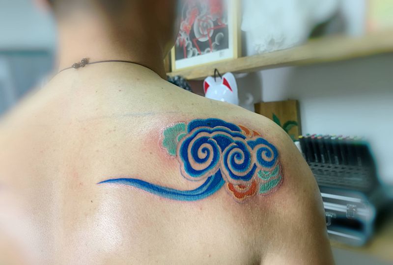 祥云纹身图片_新传统纹身图案