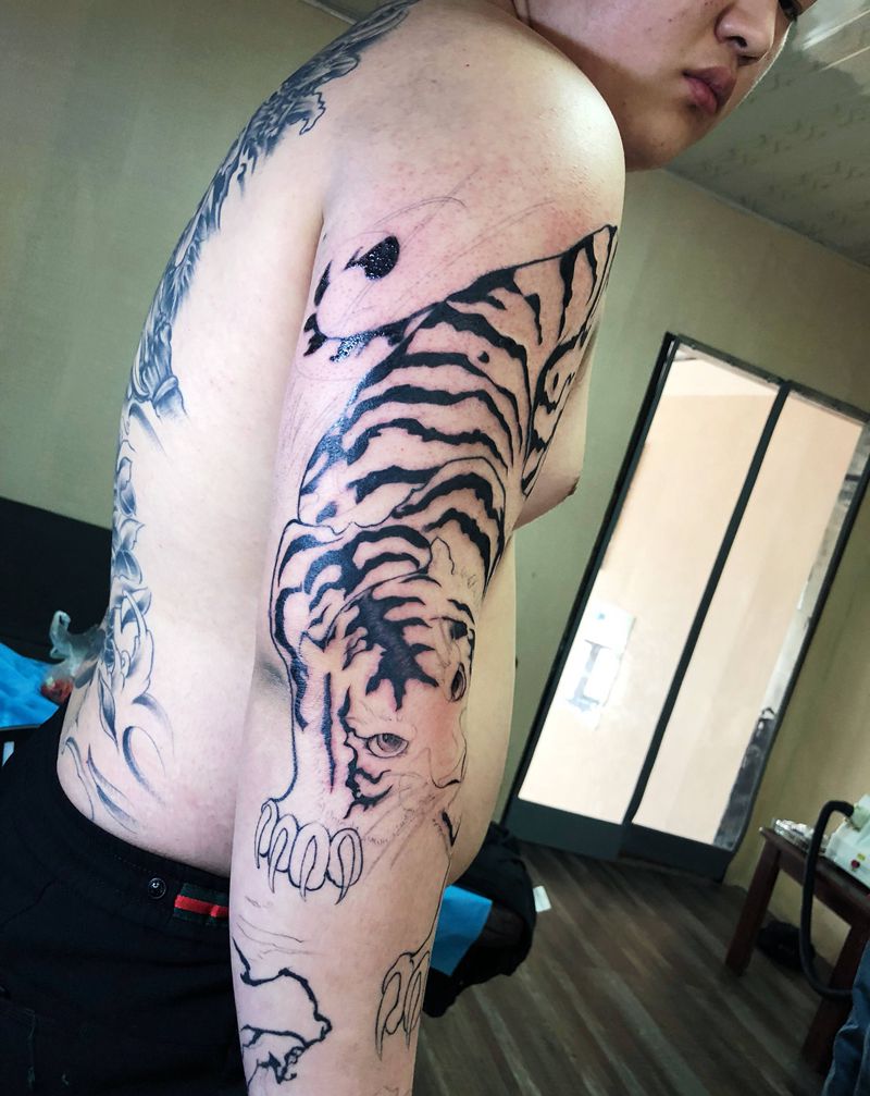 虎纹身图片_手臂新传统纹身图案