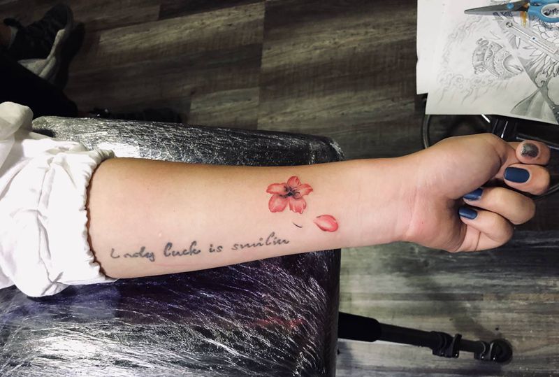 樱花纹身图片_手臂水彩纹身图案