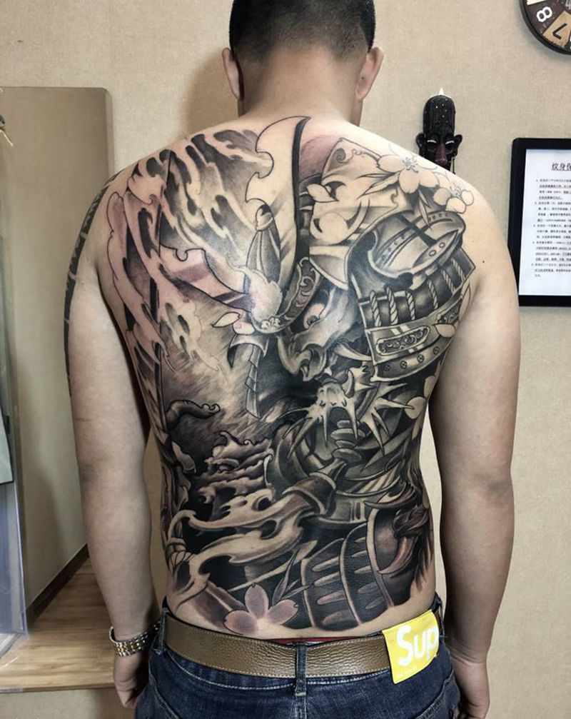 满背武士纹身图片_背部新传统武士纹身图案