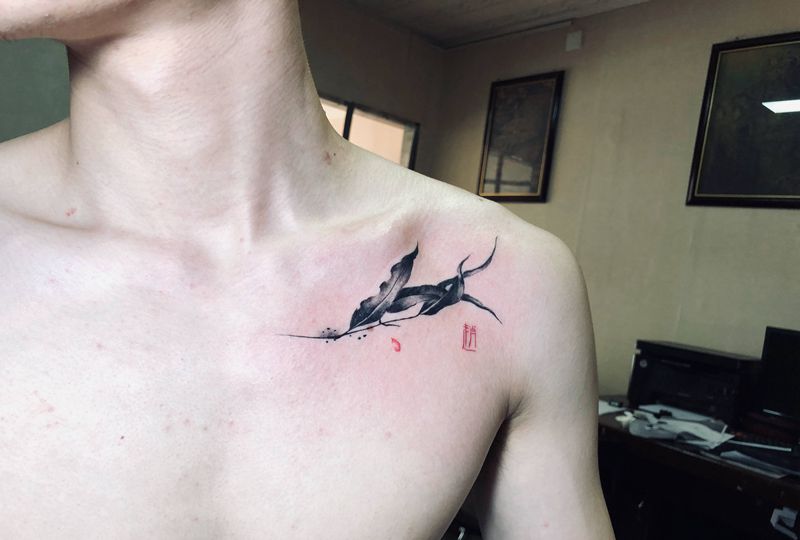 情侣图纹身图片_胸部水墨纹身图案