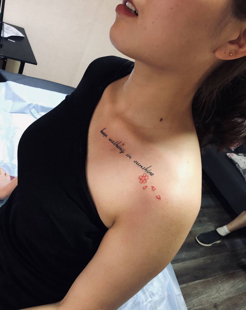 走在阳光里纹身图片_胸部纹身图案