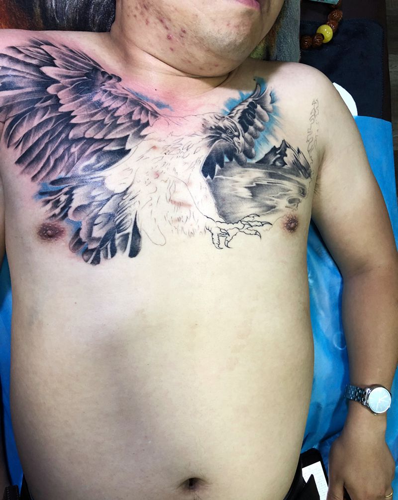 鹰纹身图片_胸部新传统纹身图案