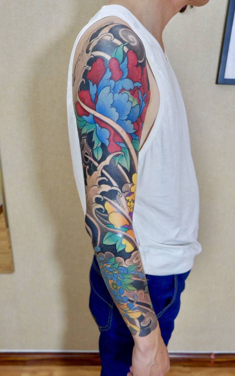 牡丹拼接花臂纹身图片_手臂肩部新传统老传统花臂牡丹纹身图案