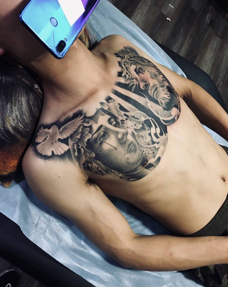 写实花胸纹身图片_胸部欧美写实纹身图案