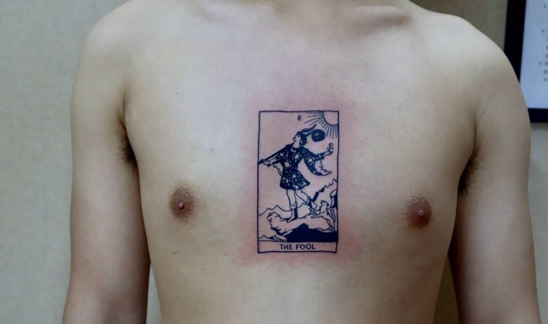 塔罗牌纹身图片_胸部图腾塔罗牌胸口纹身图案