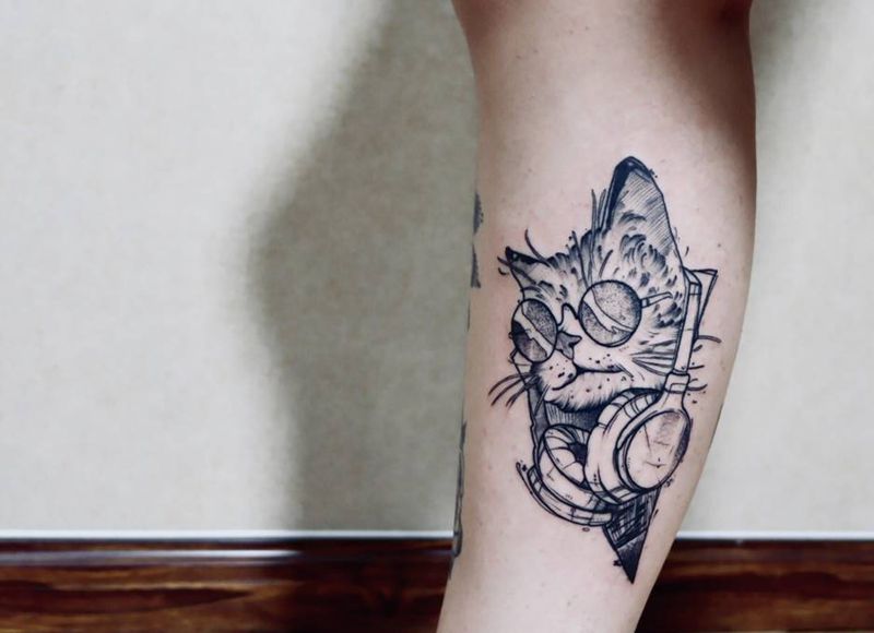 DJ猫纹身图片_腿部点刺几何猫小腿纹身图案