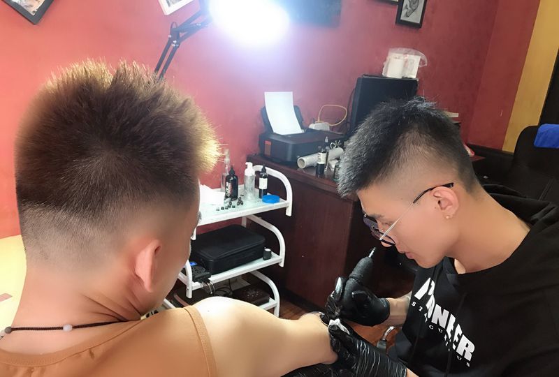 美女歌姬纹身图片_胸部臀部欧美写实新传统纹身图案