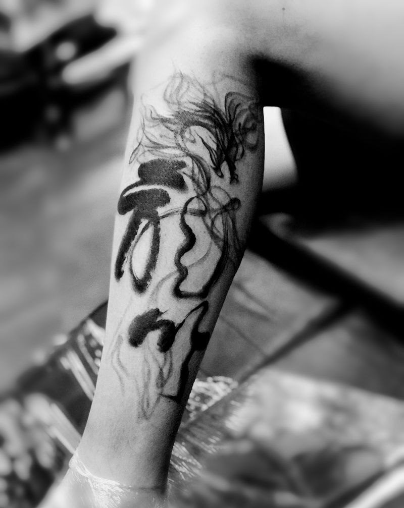 书法龙吟纹身图片_腿部水墨纹身图案