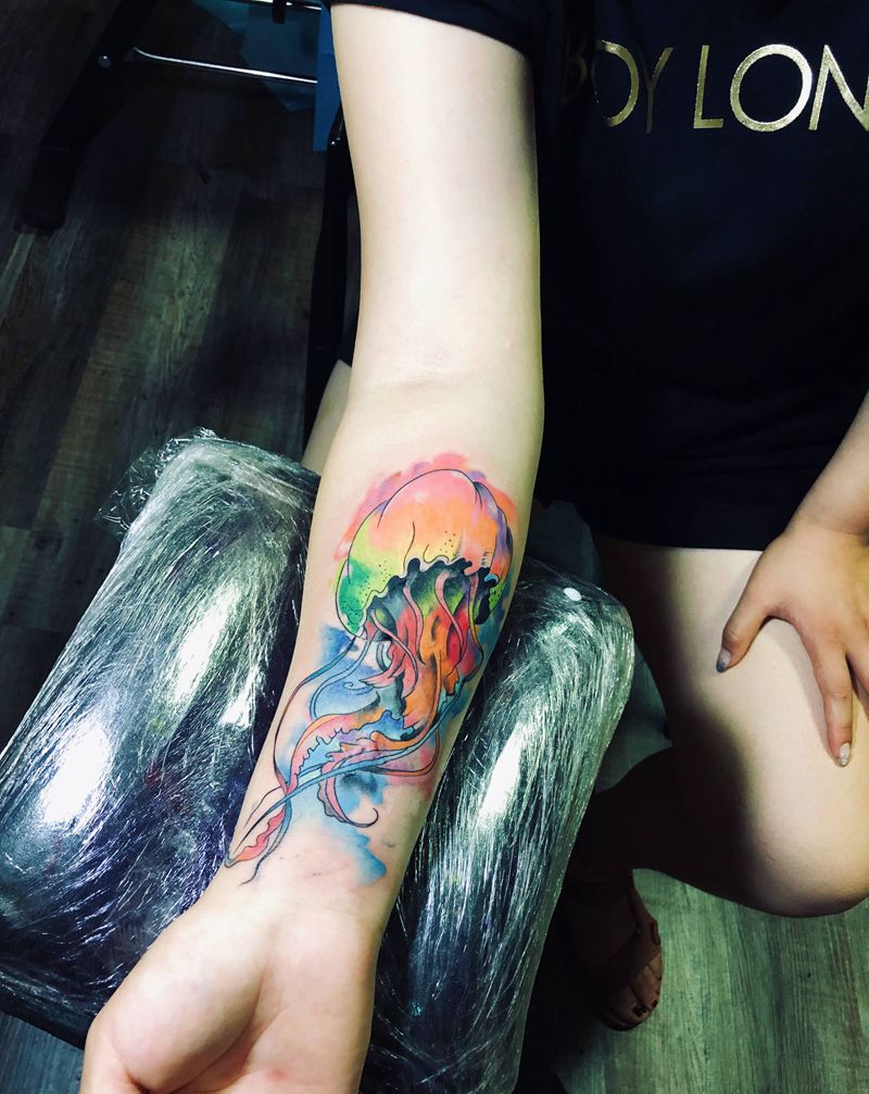 水母遮盖纹身图片_手臂水彩纹身图案