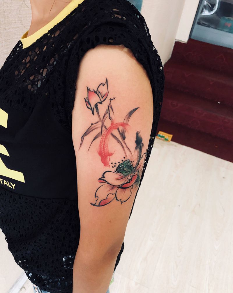 水墨荷花纹身图片_肩部水彩纹身图案