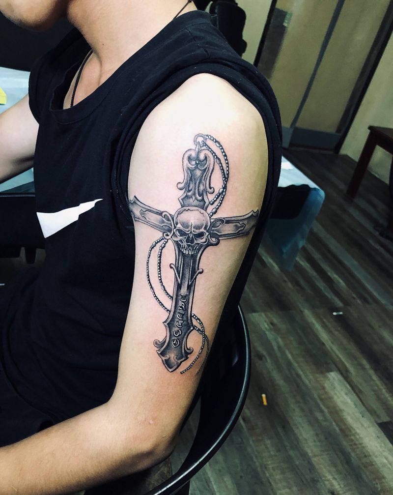 十字架纹身图片_肩部欧美写实纹身图案