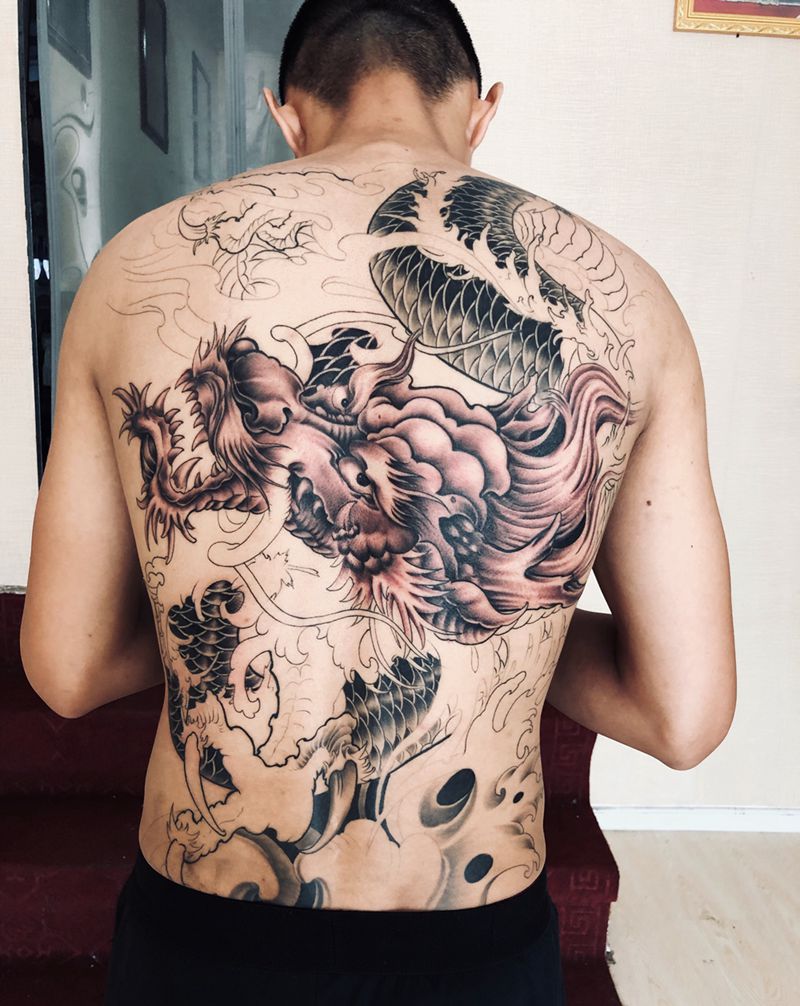 龙纹身图片_背部新传统纹身图案