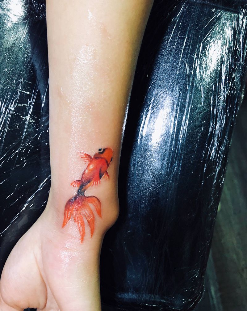 小金鱼纹身图片_手臂水彩纹身图案