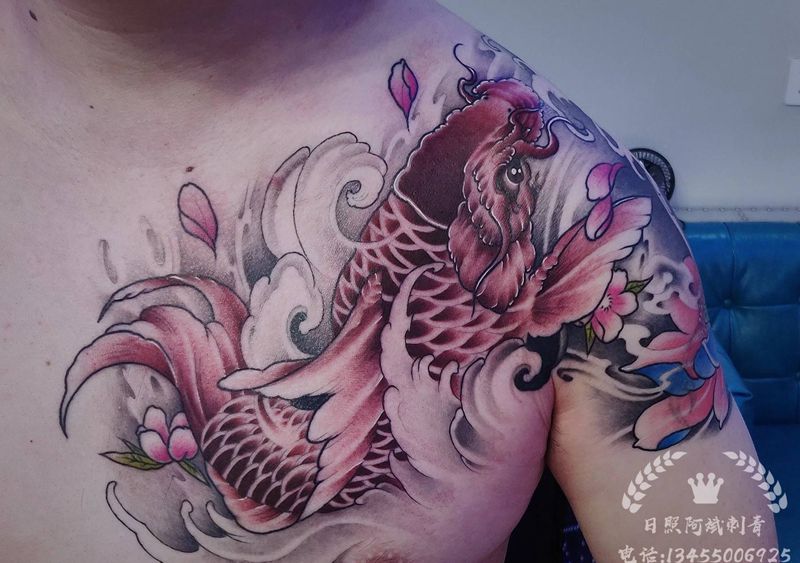 鲤鱼纹身图片_胸部新传统纹身图案