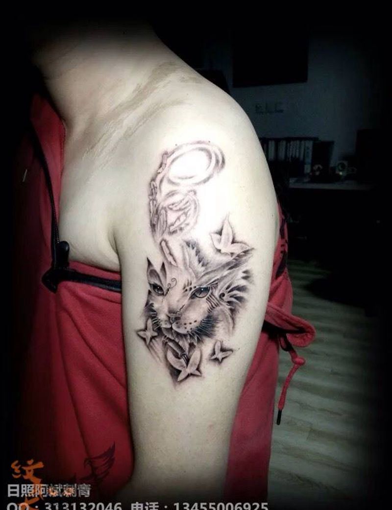 猫纹身图片_肩部写实动物纹身图案