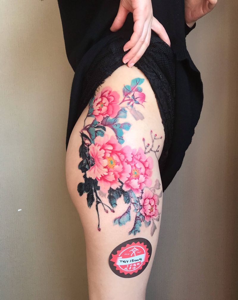 中国风小写意牡丹纹身图片_臀部腿部水墨水彩牡丹纹身图案