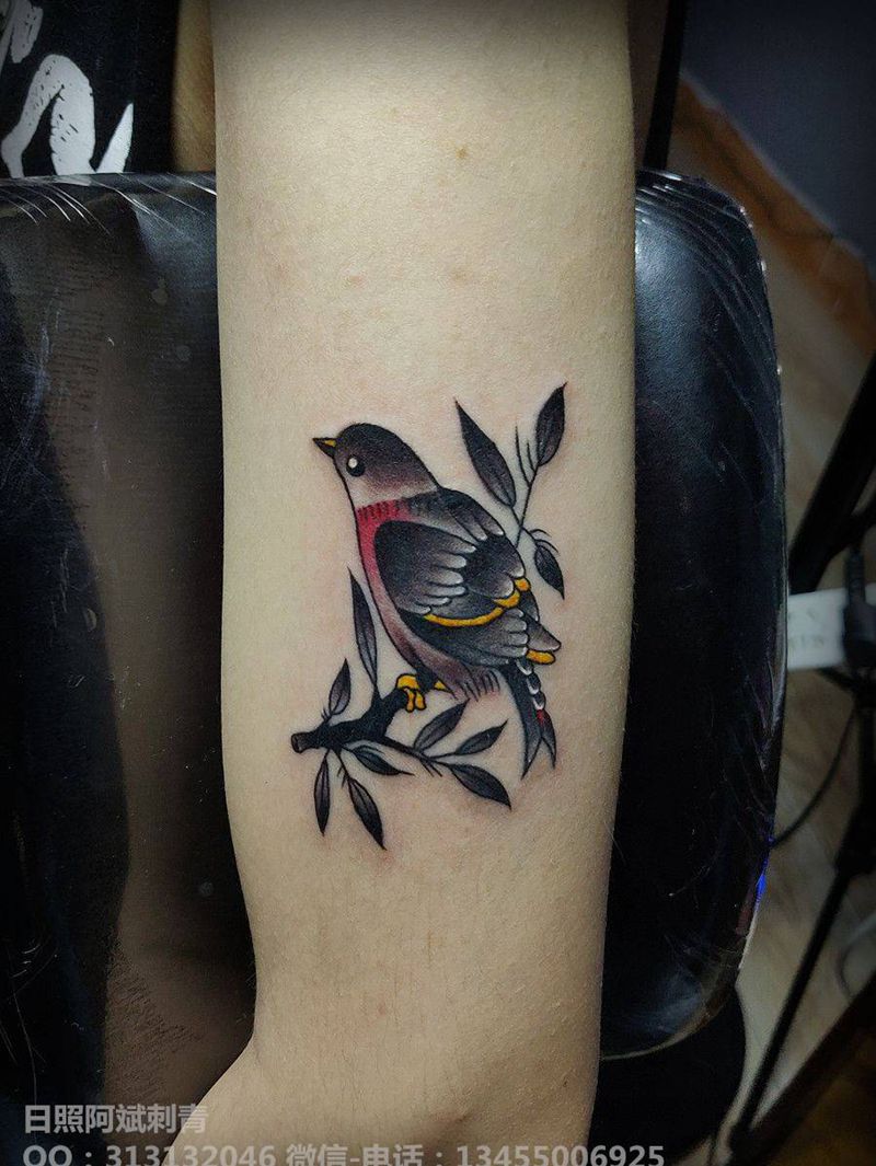 燕子纹身图片_手臂Old School纹身图案