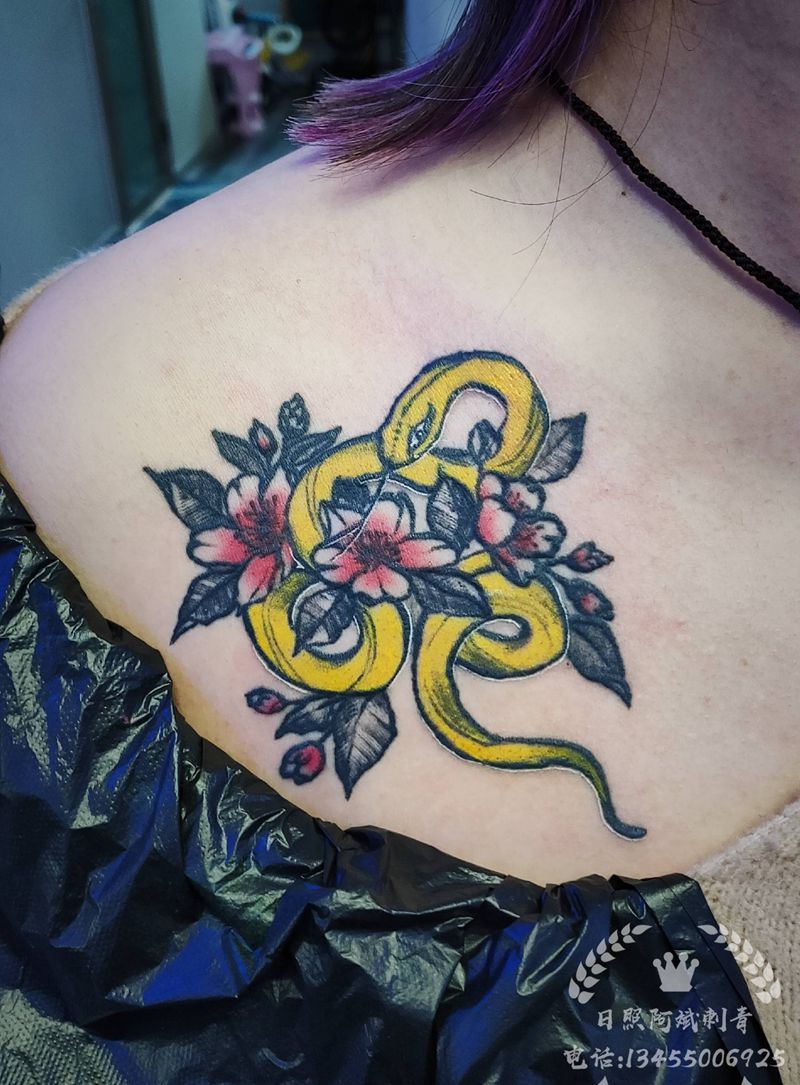 添加彩色纹身图片_胸部新传统纹身图案