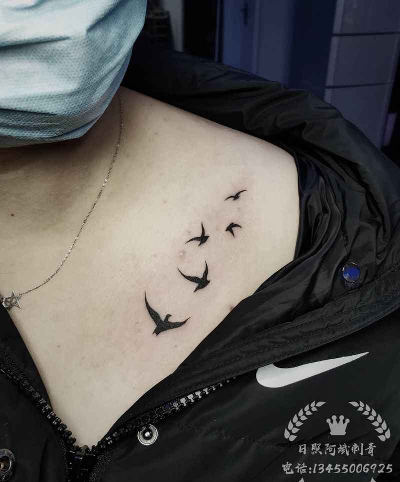 大雁纹身图片_胸部新传统纹身图案