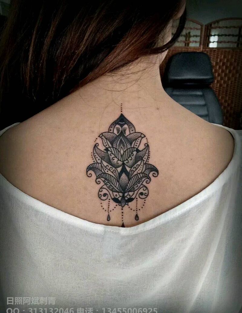 繁花纹身图片_颈部背部清新几何图腾成品纹身图案