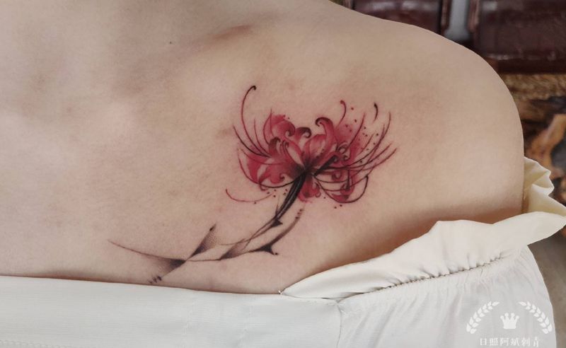 彼岸花纹身图片_胸部新传统纹身图案