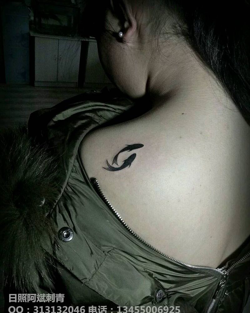 鱼纹身图片_肩部清新动物成品纹身图案