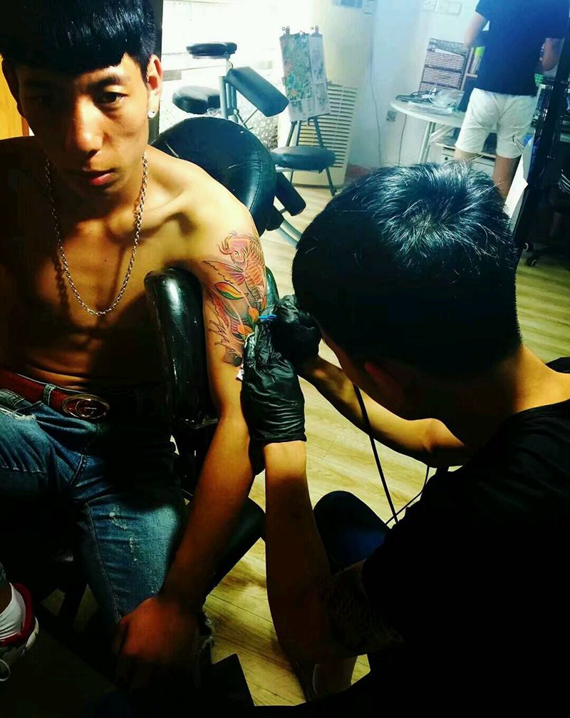 大臂彩色鲤鱼纹身图片