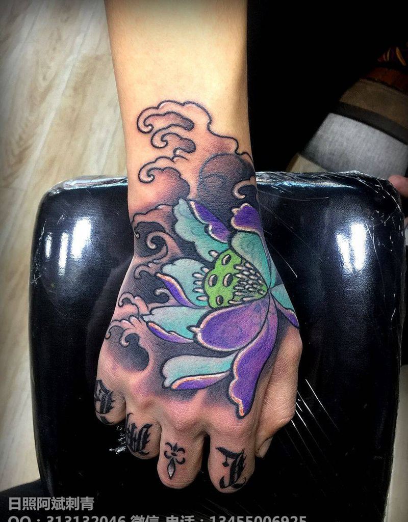 荷花纹身图片_手部新传统纹身图案