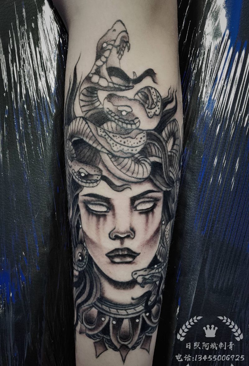 美杜莎纹身图片_手臂Old School新传统纹身图案