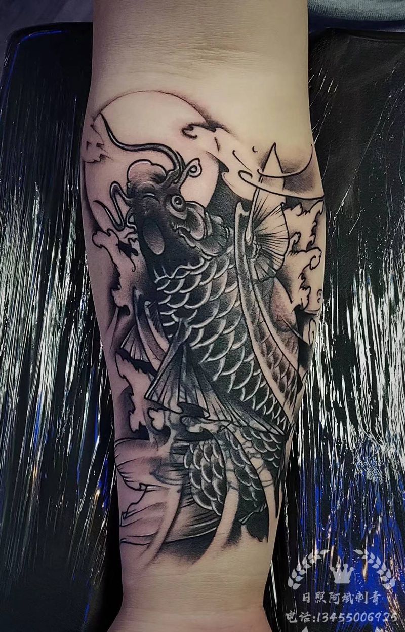鲤鱼纹身图片_手臂新传统纹身图案