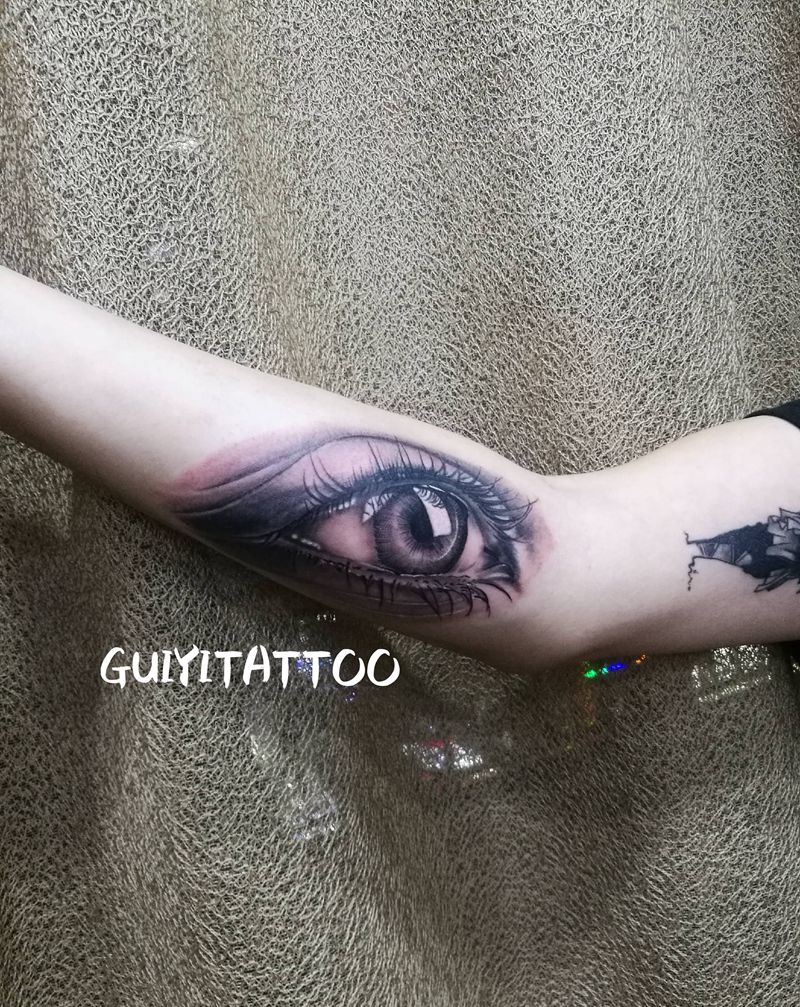 写实眼睛纹身图片_手臂欧美写实纹身图案