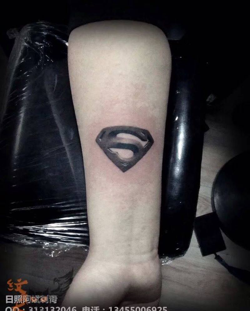 超人标志纹身图片_手臂写实字符纹身图案