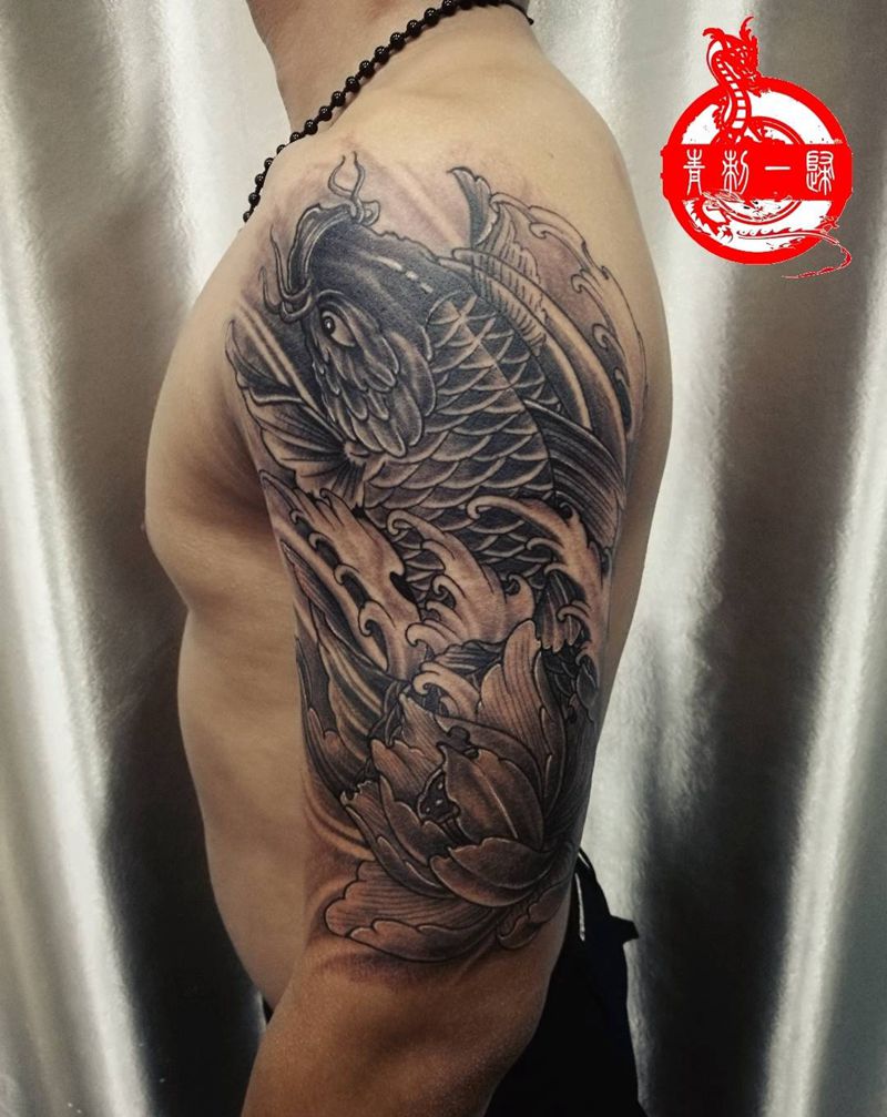 鱼纹身图片_肩部鱼纹身图案