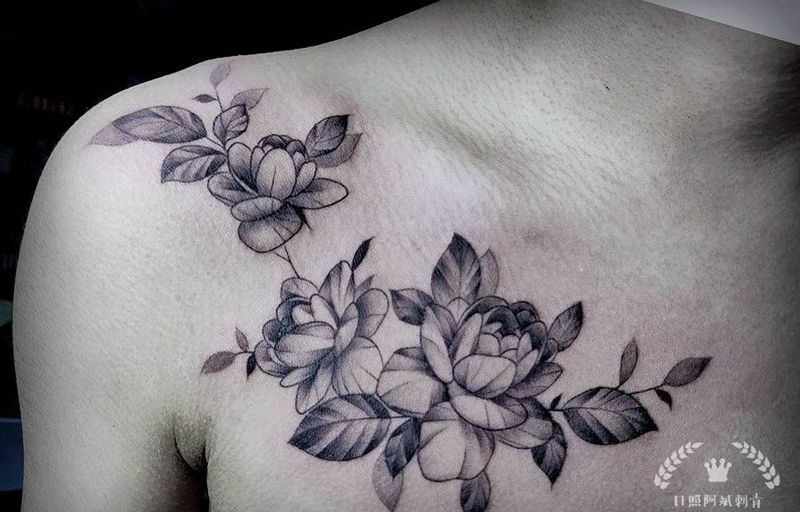 素花纹身图片_胸部新传统点刺纹身图案