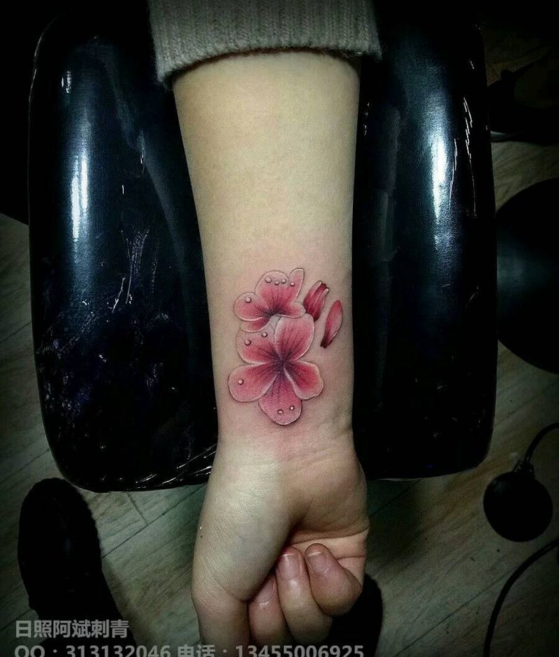 桃花纹身图片_手臂清新植物成品纹身图案