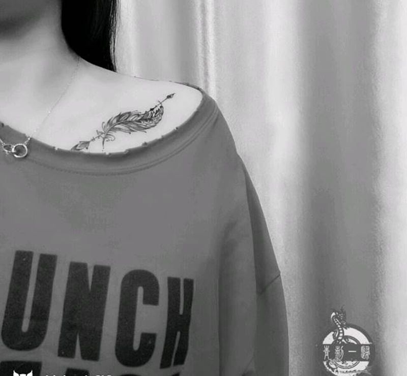 小清新 羽毛纹身图片_清新锁骨成品纹身图案