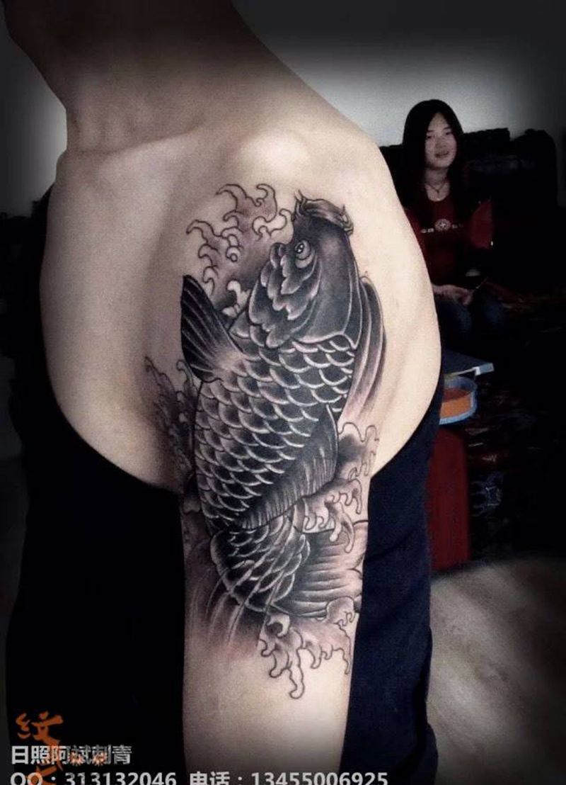 鲤鱼纹身图片_成品肩部传统动物纹身图案